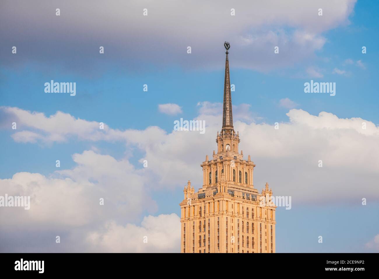 Bâtiment de l'hôtel Radisson Royal, anciennement connu comme l'hôtel - Ukraine gratte-ciel stalinien dans le centre de la ville de Moscou. 1953-195 Banque D'Images