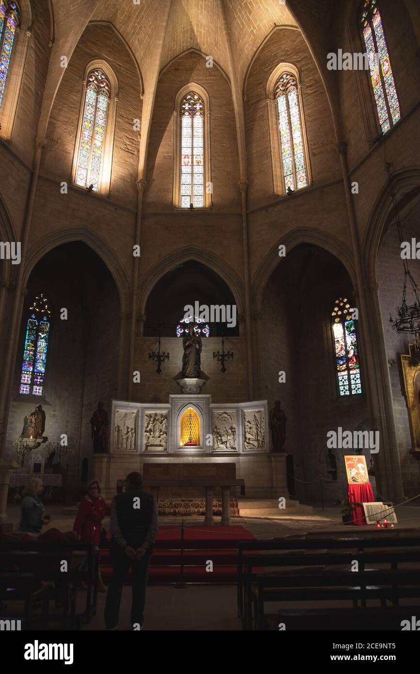 MONTBLANCH, ESPAGNE - 28 AVRIL 2018 : vue intérieure de l'église catholique du village de Montblanc, Tarragone, Catalogne, Espagne Banque D'Images