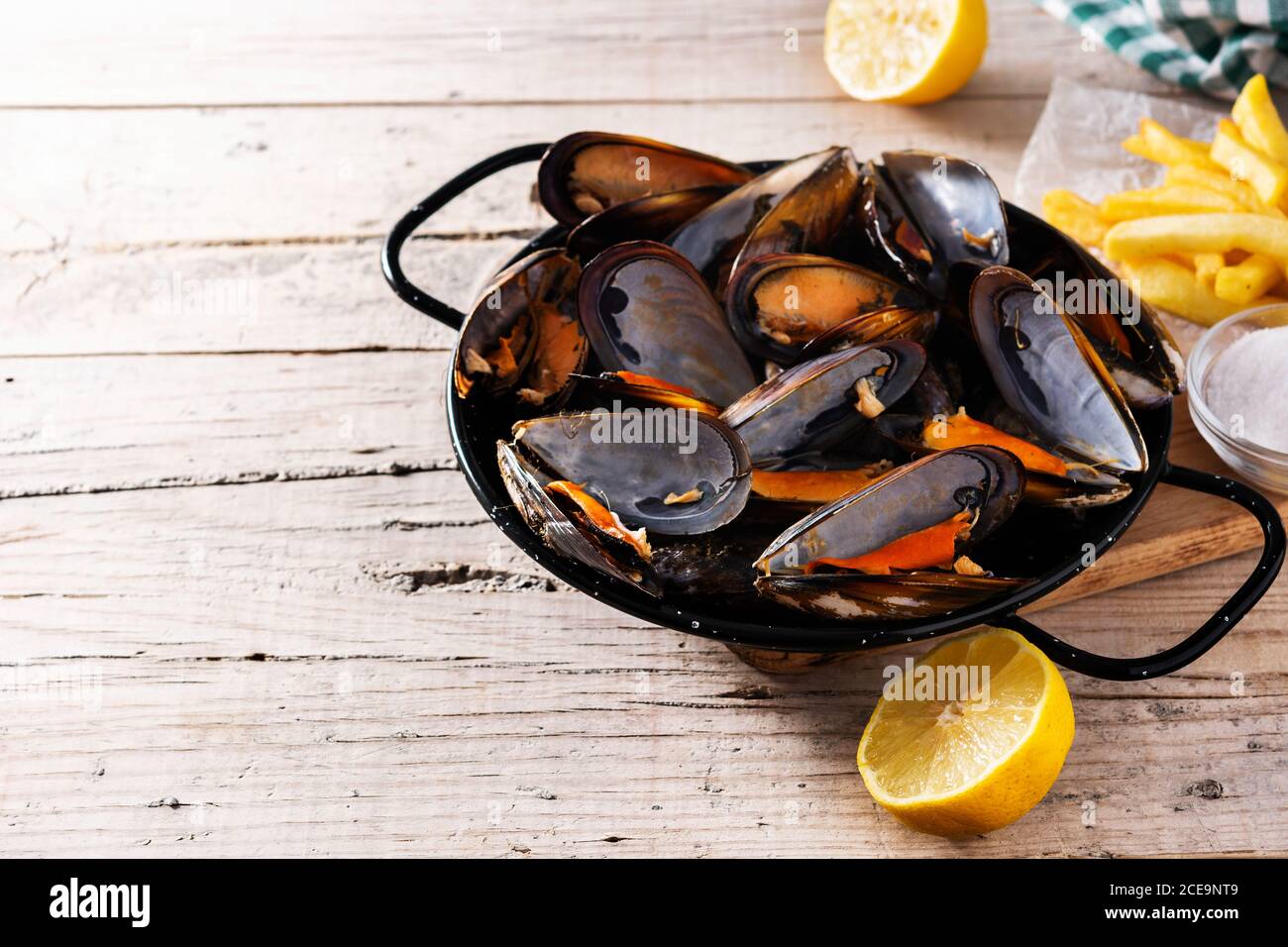 Les moussels et les frites ou les grains de beauté. Cuisine belge typique. Banque D'Images