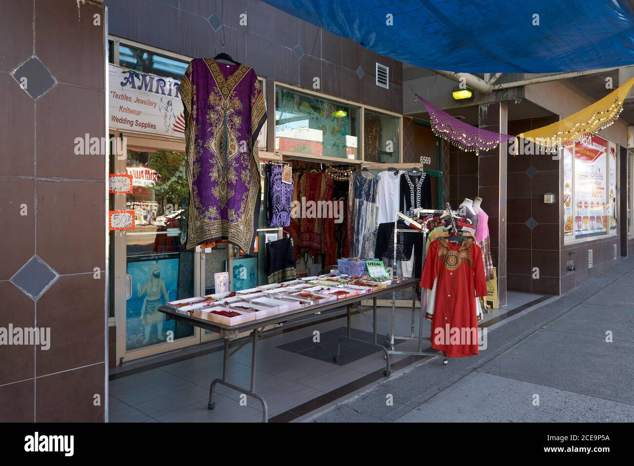 Vêtements pour femmes à l'extérieur d'une boutique de vêtements indienne dans le quartier du marché Punjabi, rue main, Vancouver, C.-B., Canada Banque D'Images