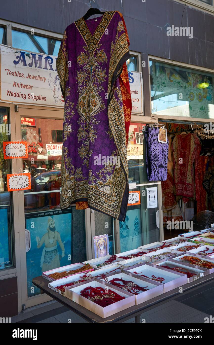 Vêtements pour femmes à l'extérieur d'une boutique de vêtements indienne dans le quartier du marché Punjabi, rue main, Vancouver, C.-B., Canada Banque D'Images