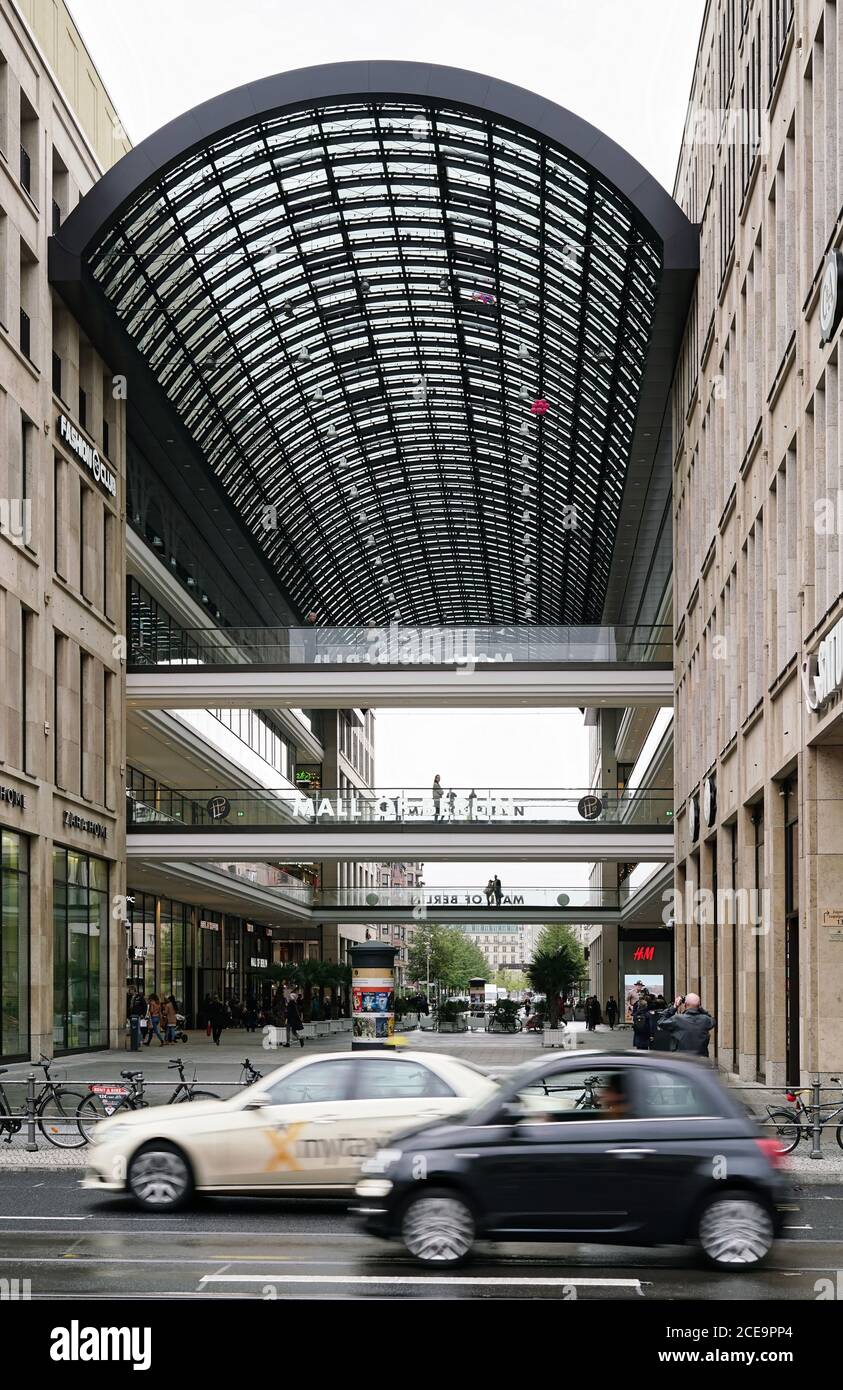 Trafic routier en face de la galerie marchande Mall LP12 de Berlin, dans le centre ville de Berlin Banque D'Images