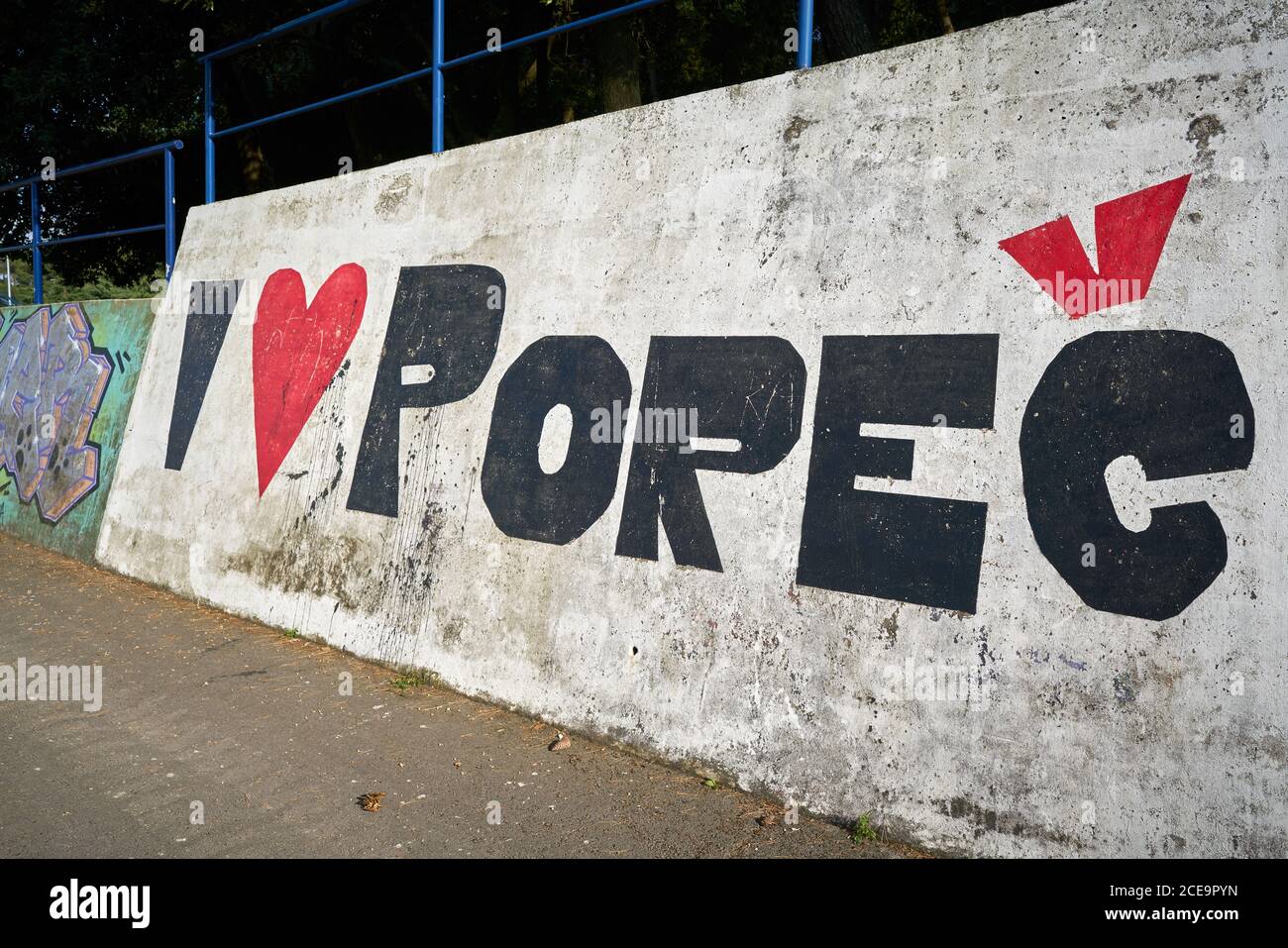 Déclaration d'amour avec les mots que j'aime Porec sur Un mur dans la ville portuaire croate de Porec Banque D'Images