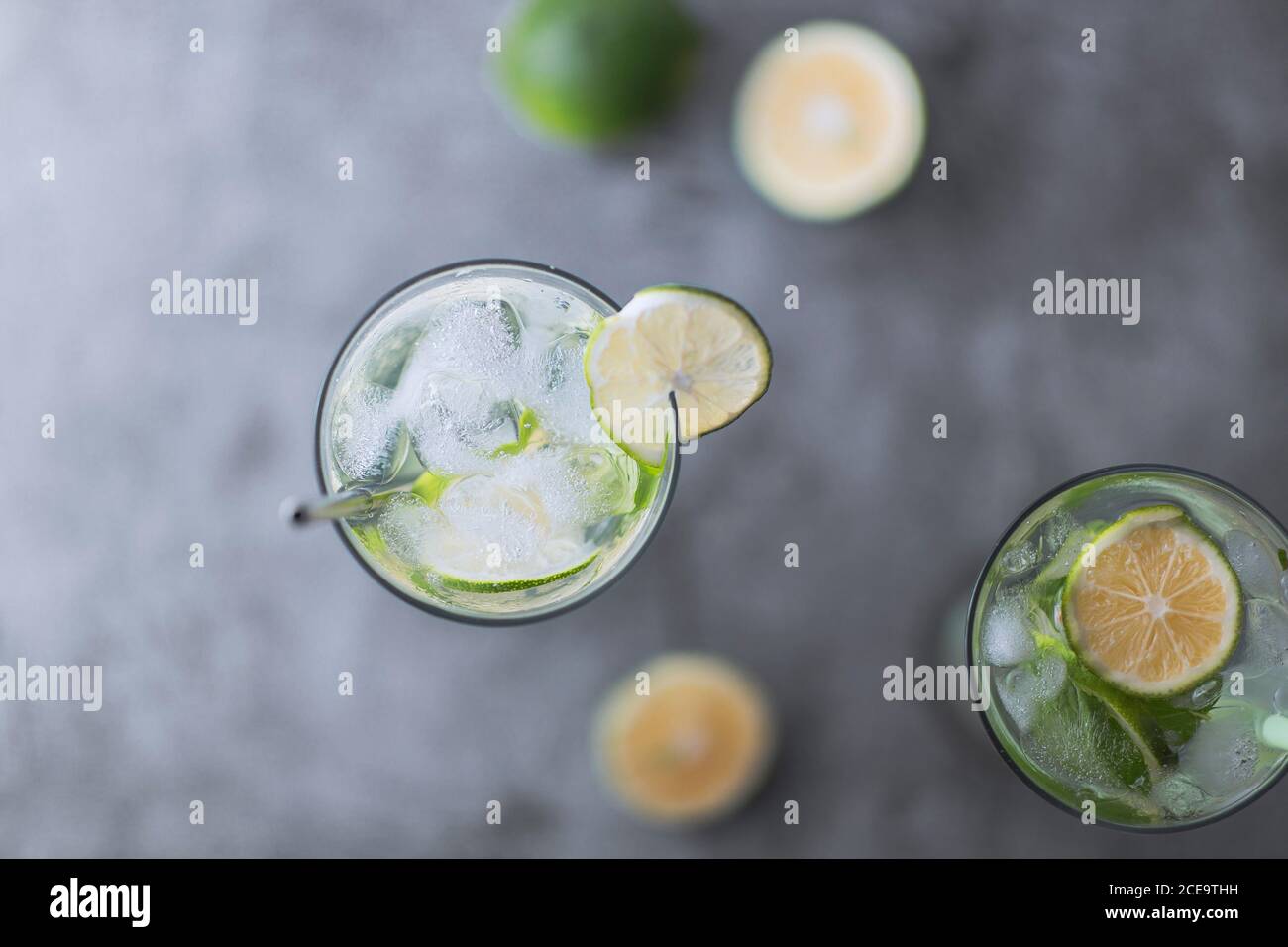 Flat Lay Top vue de la boisson rafraîchissante froide avec tranché images de lamelles de chaux et de lumière inversée de glace en studio avec arrière-plan lumineux blanc Banque D'Images