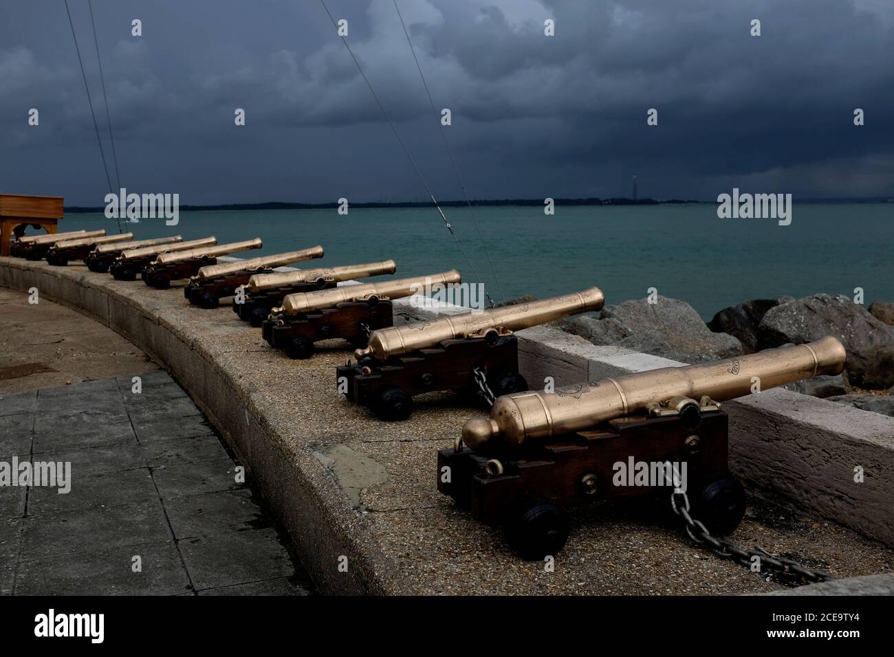 Spectaculaire,noir,tempête,nuages,front de mer,mer,le Solent,Cowes,Ile de Wight,Angleterre,Royaume-Uni, Banque D'Images