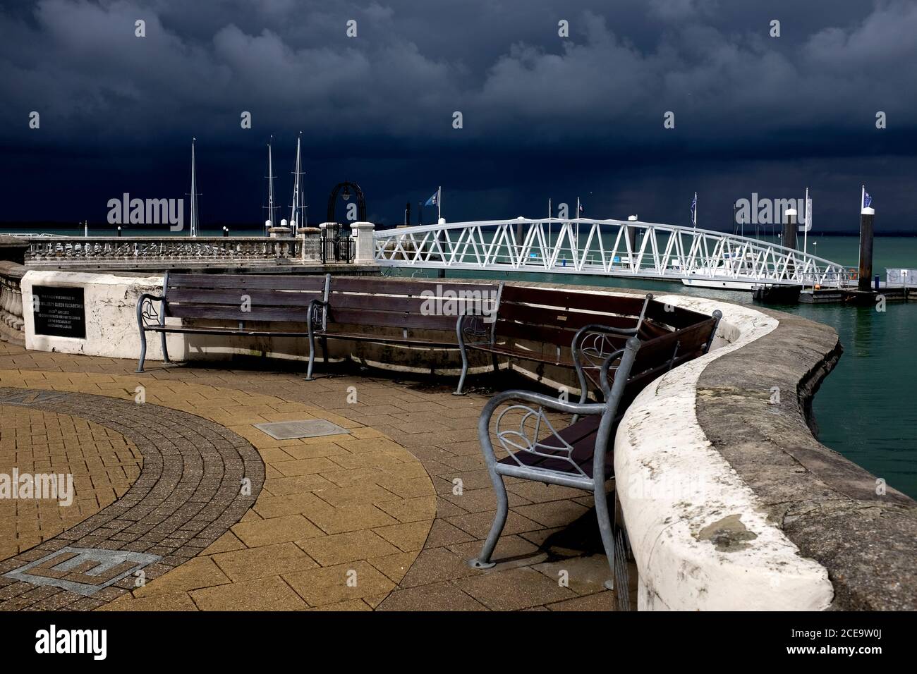 Spectaculaire,noir,tempête,nuages,front de mer,mer,le Solent,Cowes,Ile de Wight,Angleterre,Royaume-Uni, Banque D'Images