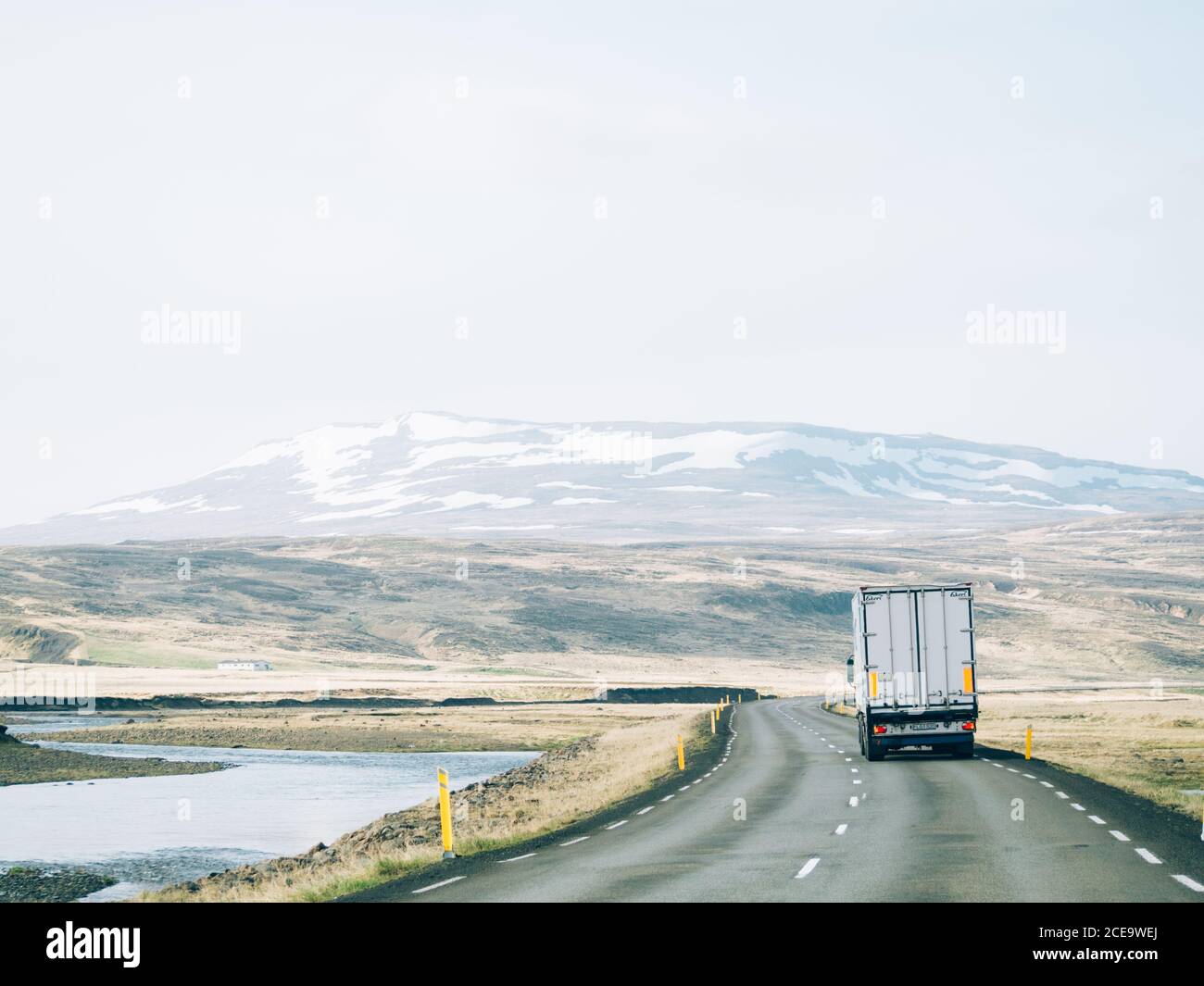 Une route rurale sur laquelle le chariot est conduit. Prise de vue horizontale en extérieur. Banque D'Images