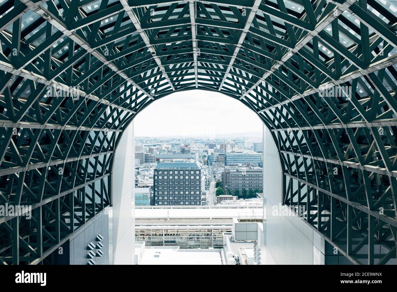 Photo horizontale d'un paysage urbain à travers l'immense arche. Banque D'Images