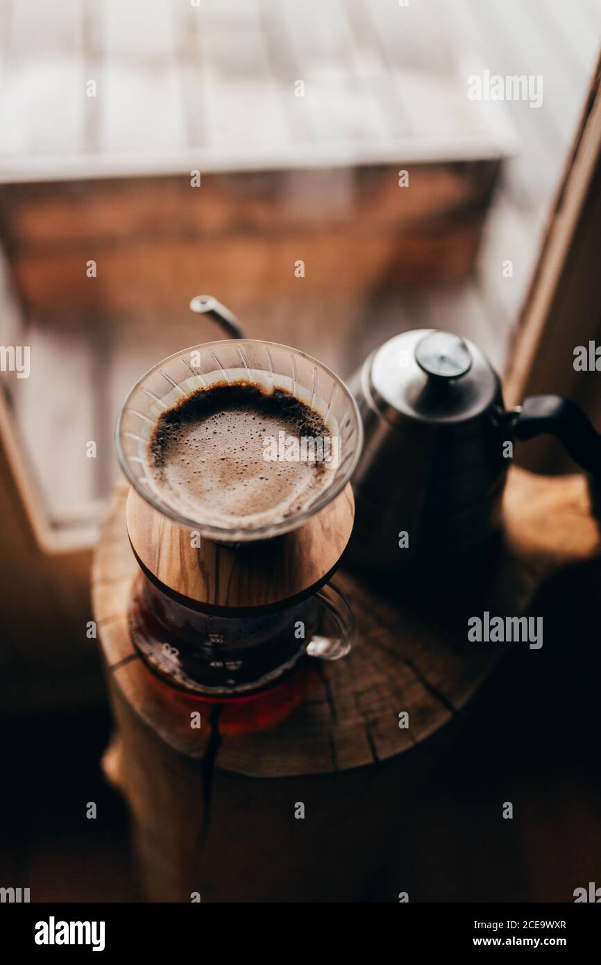 Café versé dans la verseuse Banque D'Images