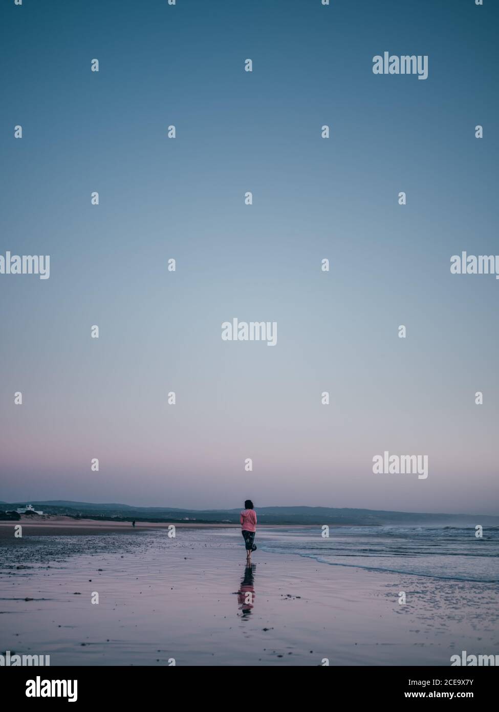 Woman walking on beach Banque D'Images