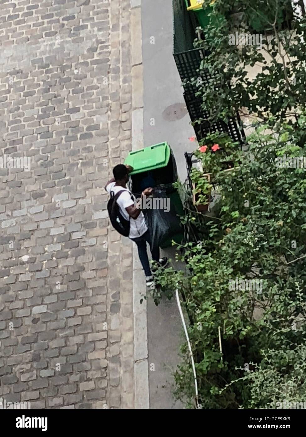 Paris, France, homme éliminant les ordures ménagères recyclage dans la rue, conteneurs à déchets paris, scène de rue angle élevé Banque D'Images