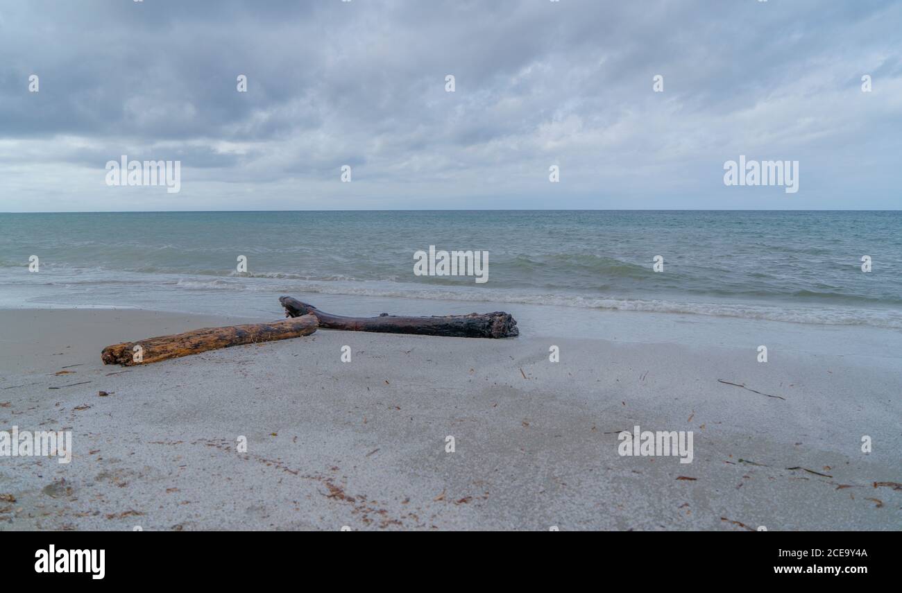 ancienne ancre rouillée sur la plage Banque D'Images