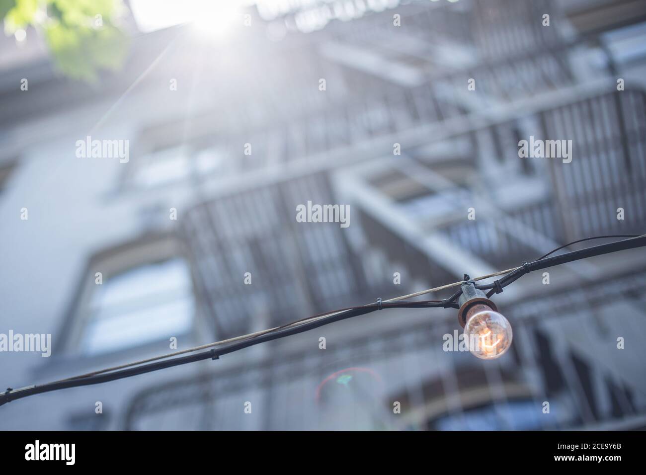 À partir de ci-dessous mis en lumière lampe rue accroché près de bloc d'appartements dans la région de beau temps à San Francisco, USA Banque D'Images