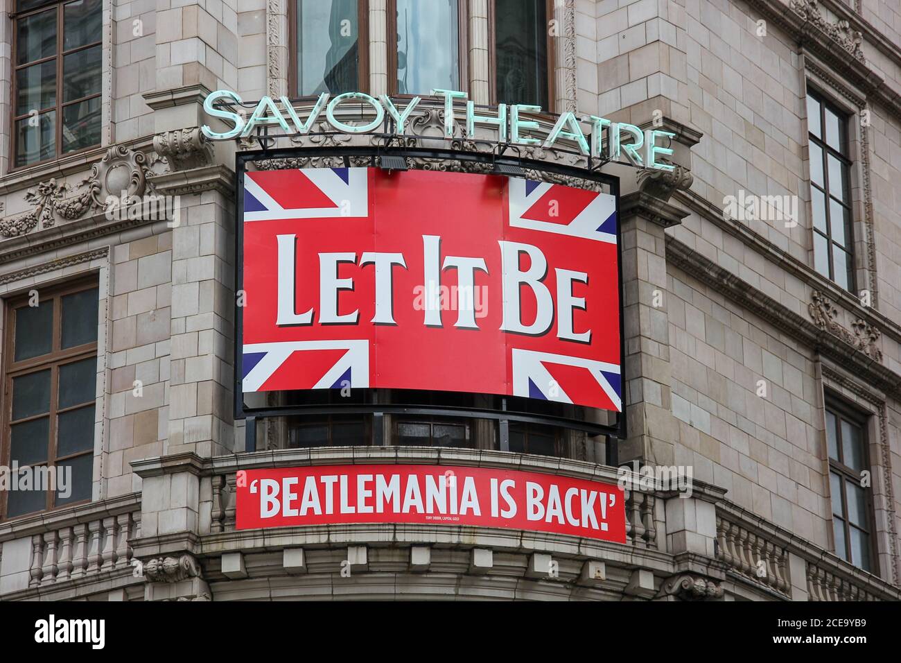 Que ce soit un panneau d'affichage musical, Savoy Theatre, Londres.panneau au-dessus de l'entrée du Savoy Theatre avec affiche d'un célèbre album du meilleur groupe des Beatles jamais connu. Banque D'Images