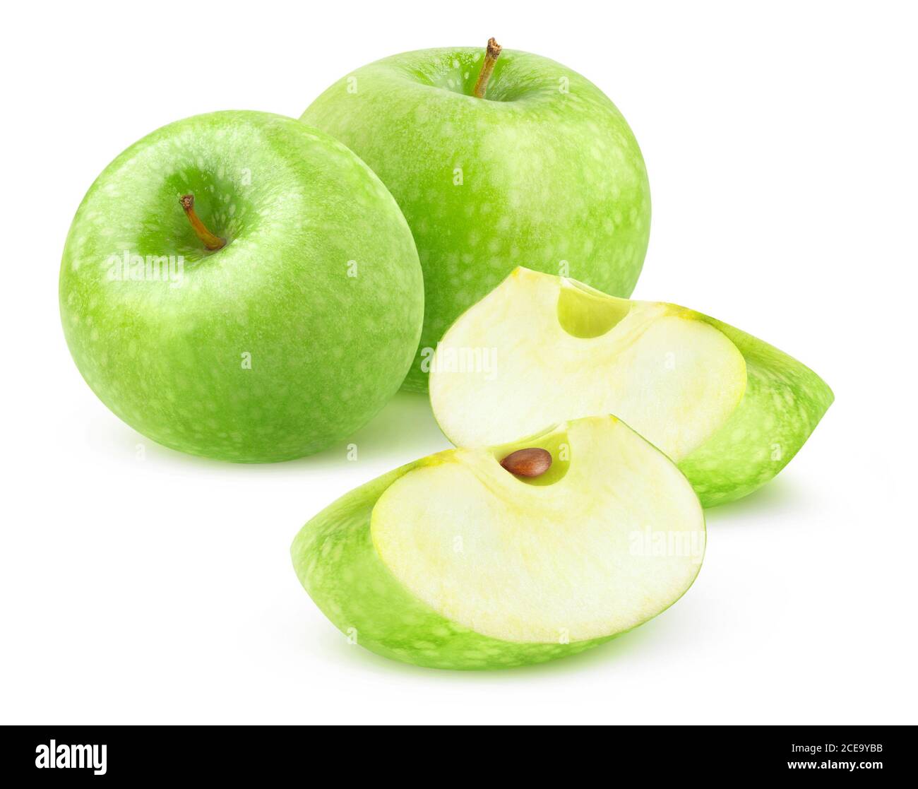 Pommes vertes isolées. Deux pommes Granny Smith entières et deux coins isolés sur fond blanc Banque D'Images