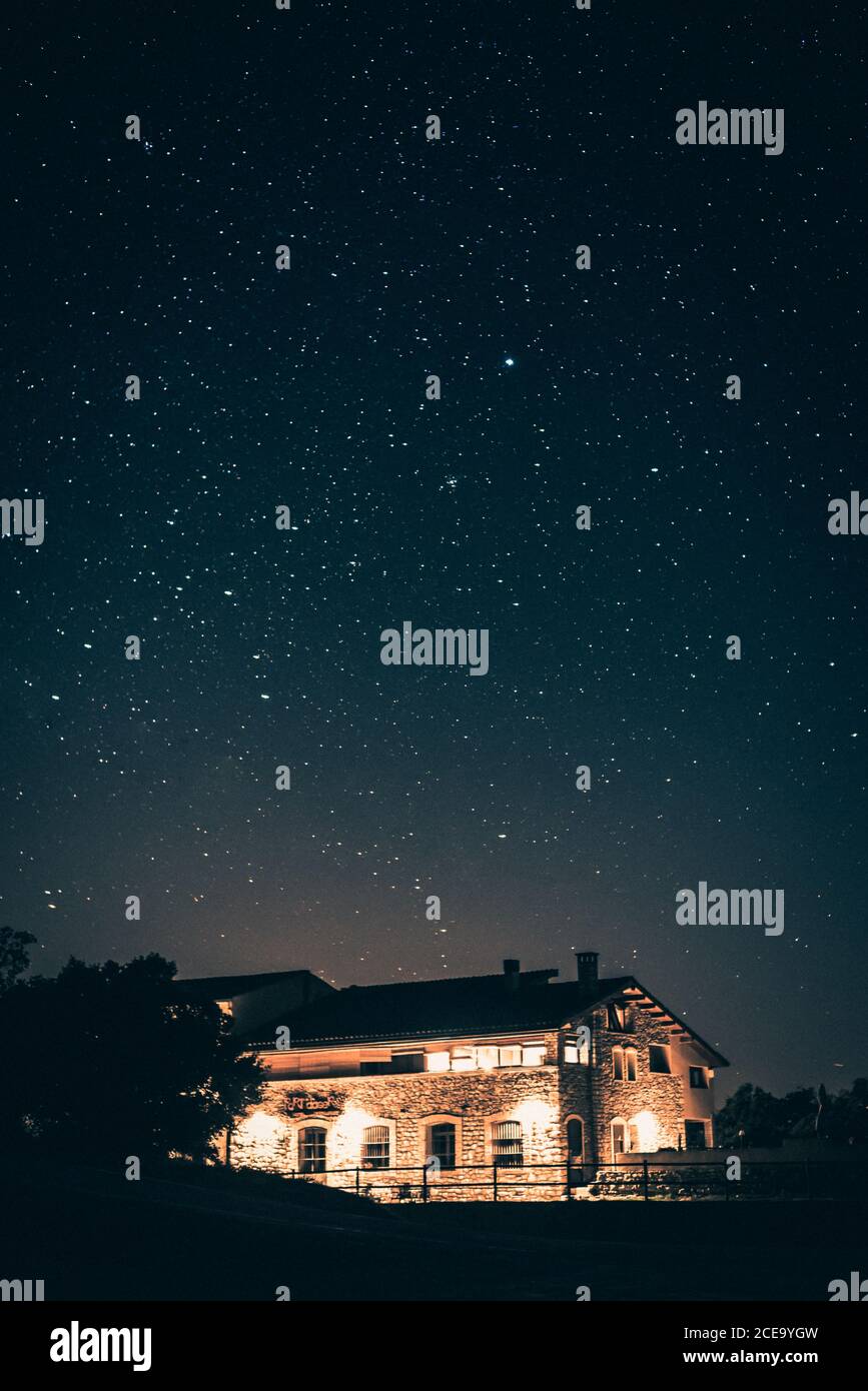 Maisons lumineuses dans la campagne en nuit étoilée Banque D'Images