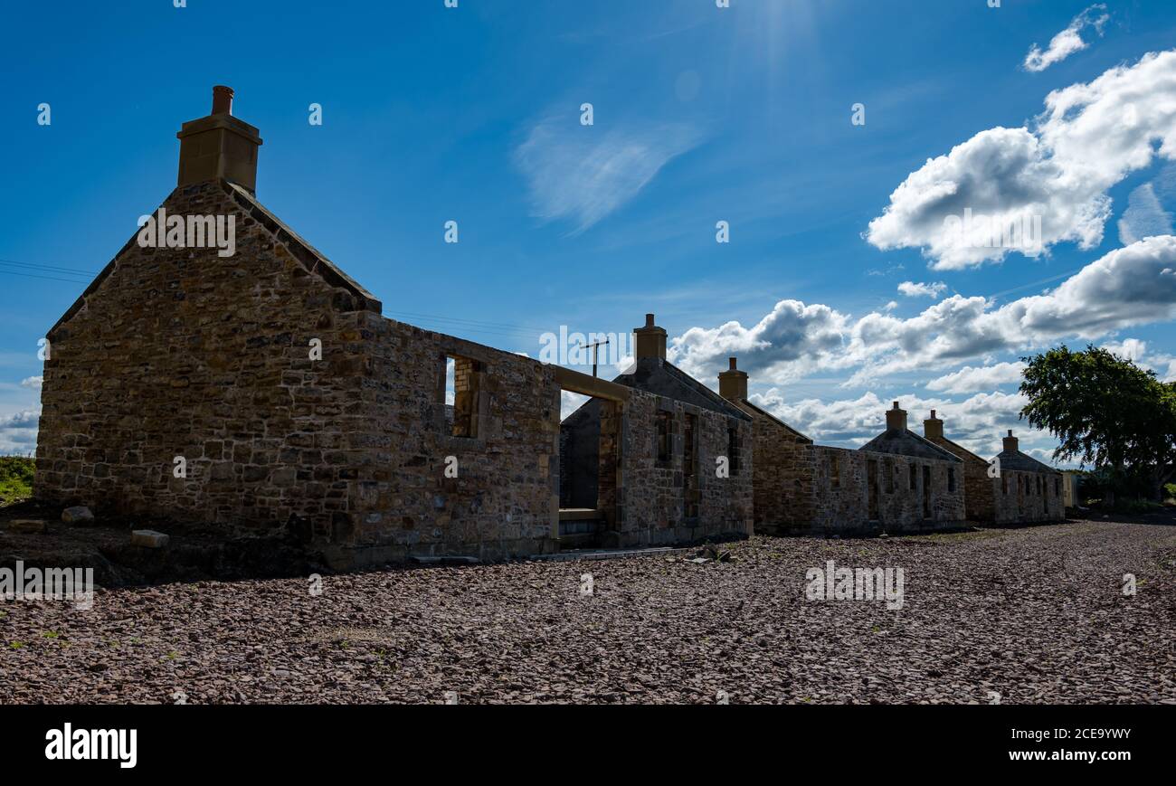 Vieilles maisons de travailleurs agricoles en pierre en cours de rénovation et de reconstruction pour de nouvelles maisons, Peaston, East Lothian, Écosse, Royaume-Uni Banque D'Images