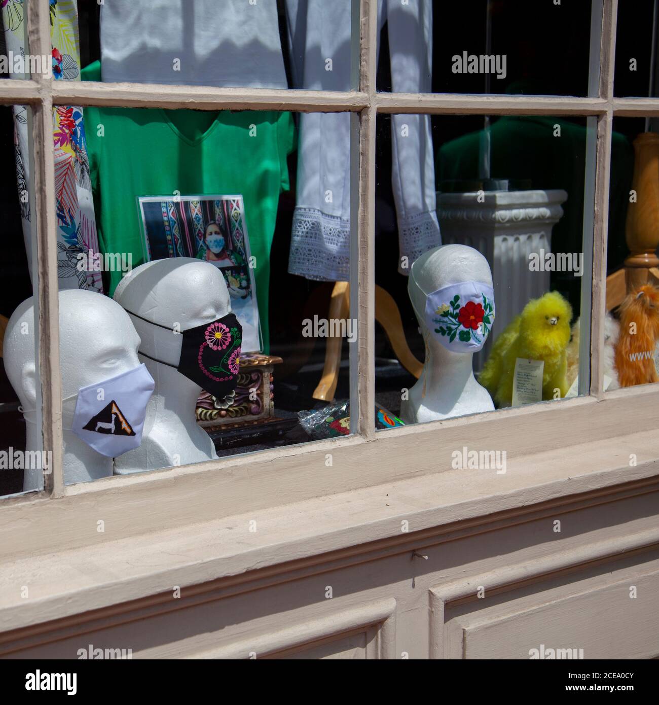 Annapolis, MD 08/21/2020: En raison de la pandémie de COVID-19, les entreprises adaptent la nouvelle norme. Une vitrine montre des têtes de mannequin avec un élégant fa Banque D'Images