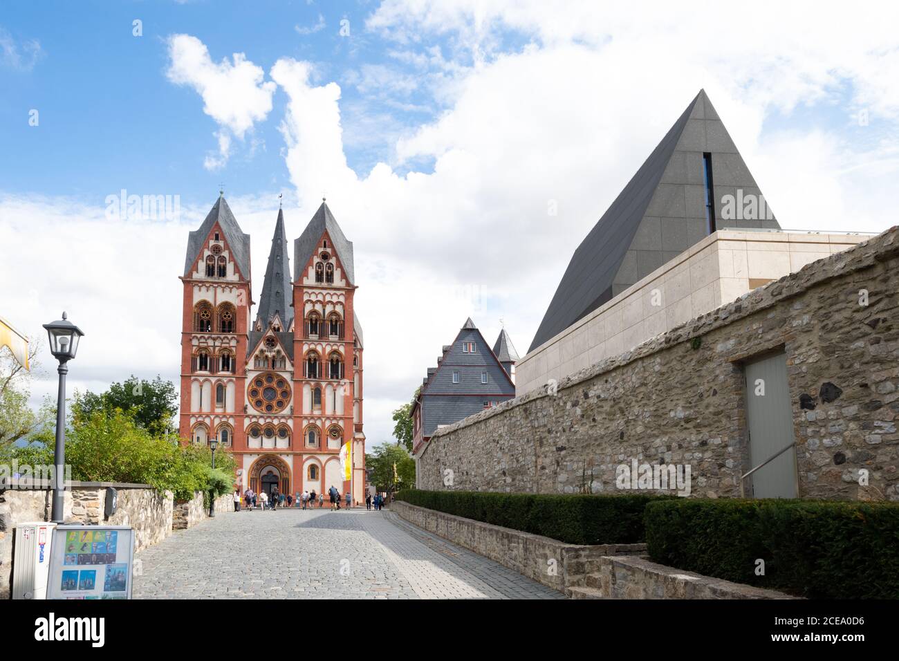 Limbourg an der Lahn, Hesse, Allemagne - Cathédrale de Limbourg et résidence de l'évêque Centre diocésain St Nicholas et chapelle privée Banque D'Images