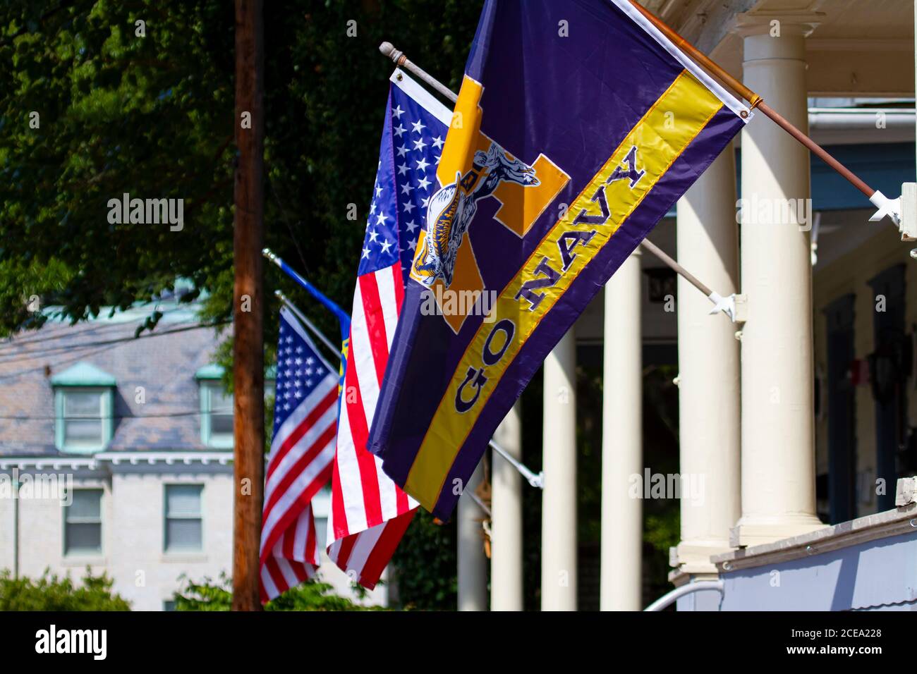 Annapolis, MD 08/21/2020: Les drapeaux américains et les drapeaux de l'équipe de football de la Marine sont en vol par la poste lors d'une journée ensoleillée à Annapolis, MD. Navy est l'équipe associée Banque D'Images