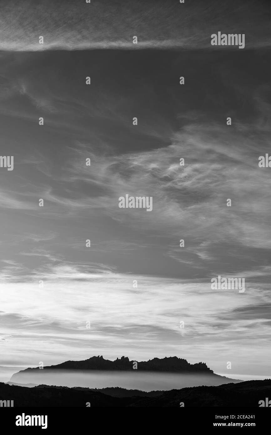 Vue fantastique sur le magnifique ciel du soir avec des nuages doux magnifiques montagnes dans une nature étonnante Banque D'Images