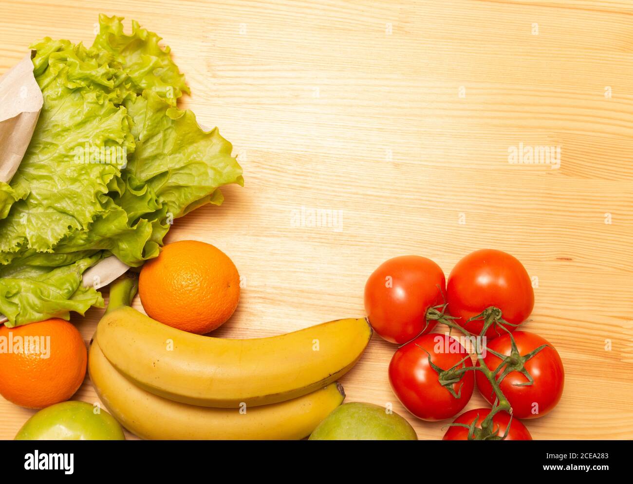 Service de livraison de nourriture. Nourriture saine sur table en bois. Acheter en ligne pendant la quarantaine. Tomates, pommes, bananes, oranges, salade. Photo de haute qualité. Séjour Banque D'Images