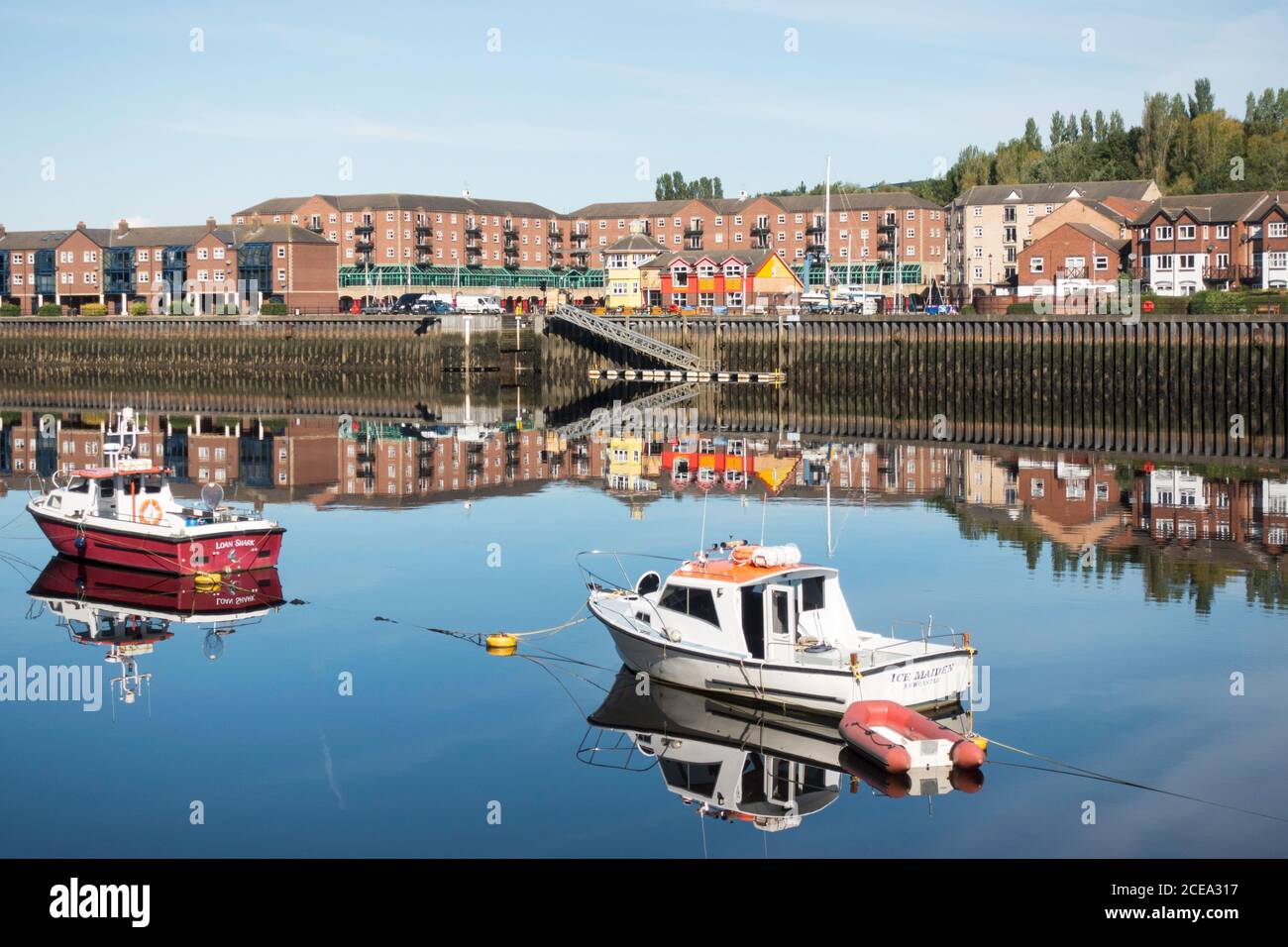 Réflexions de bateaux amarrés dans la rivière Tyne et des appartements autour de St Peter's Marina, Newcastle upon Tyne, nord-est de l'Angleterre, Royaume-Uni Banque D'Images