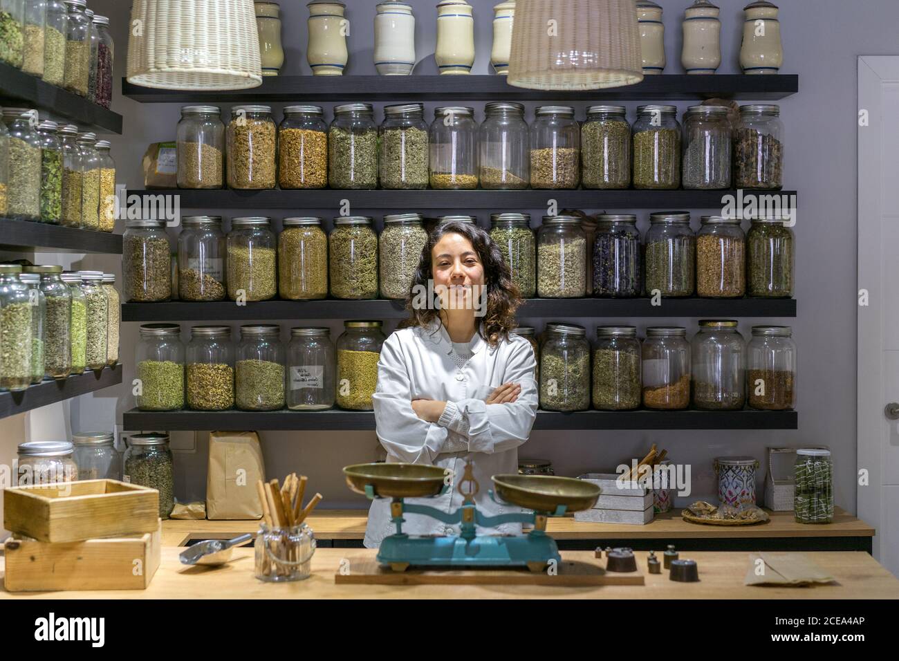 Femme aux bras croisés dans la boutique d'épices Banque D'Images