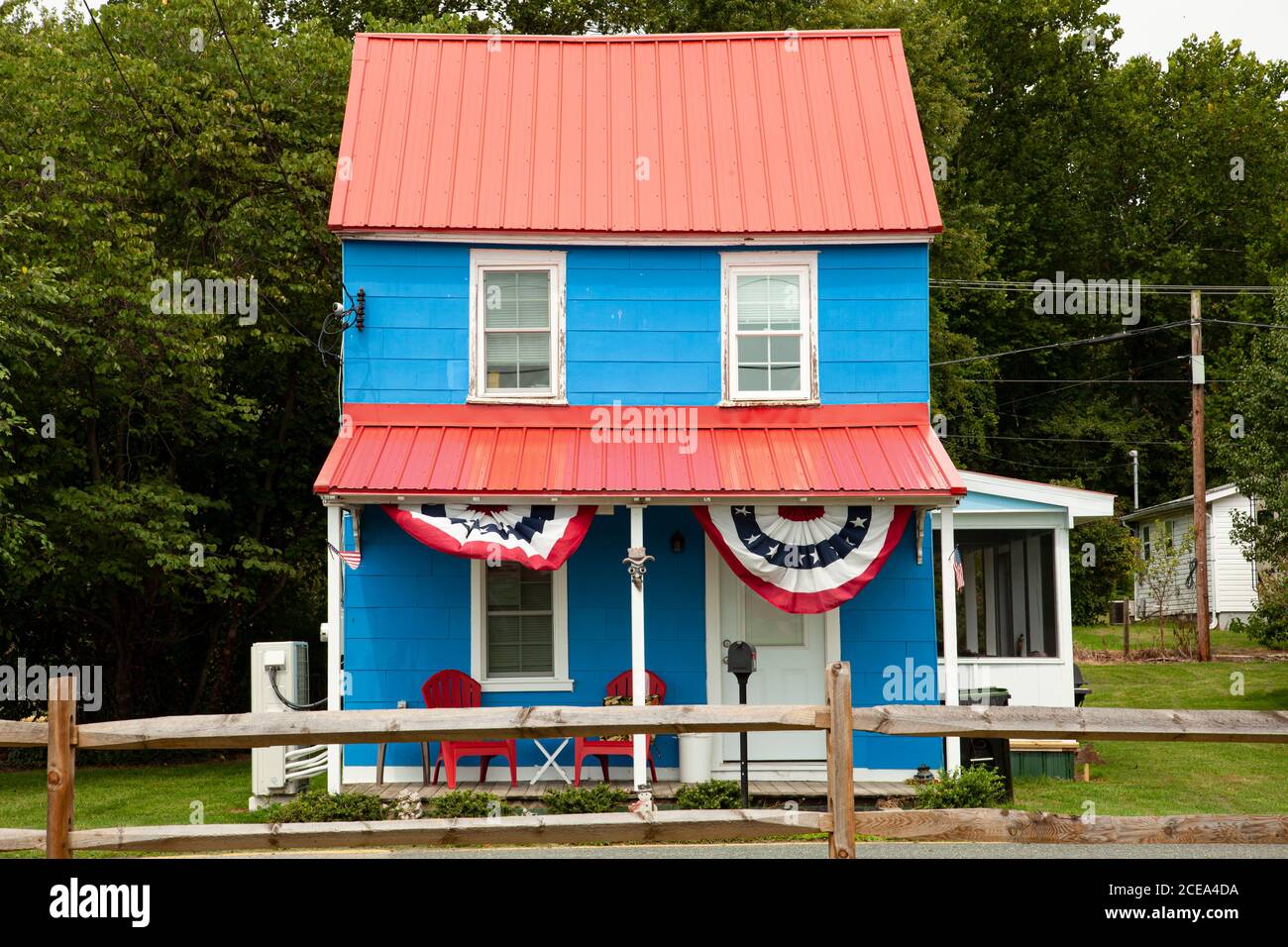 Chesapeake City, MD, États-Unis, 08/26/2020: Image extérieure isolée d'une maison américaine traditionnelle bien entretenue de l'époque de la guerre civile. Cette famille de deux étages Banque D'Images