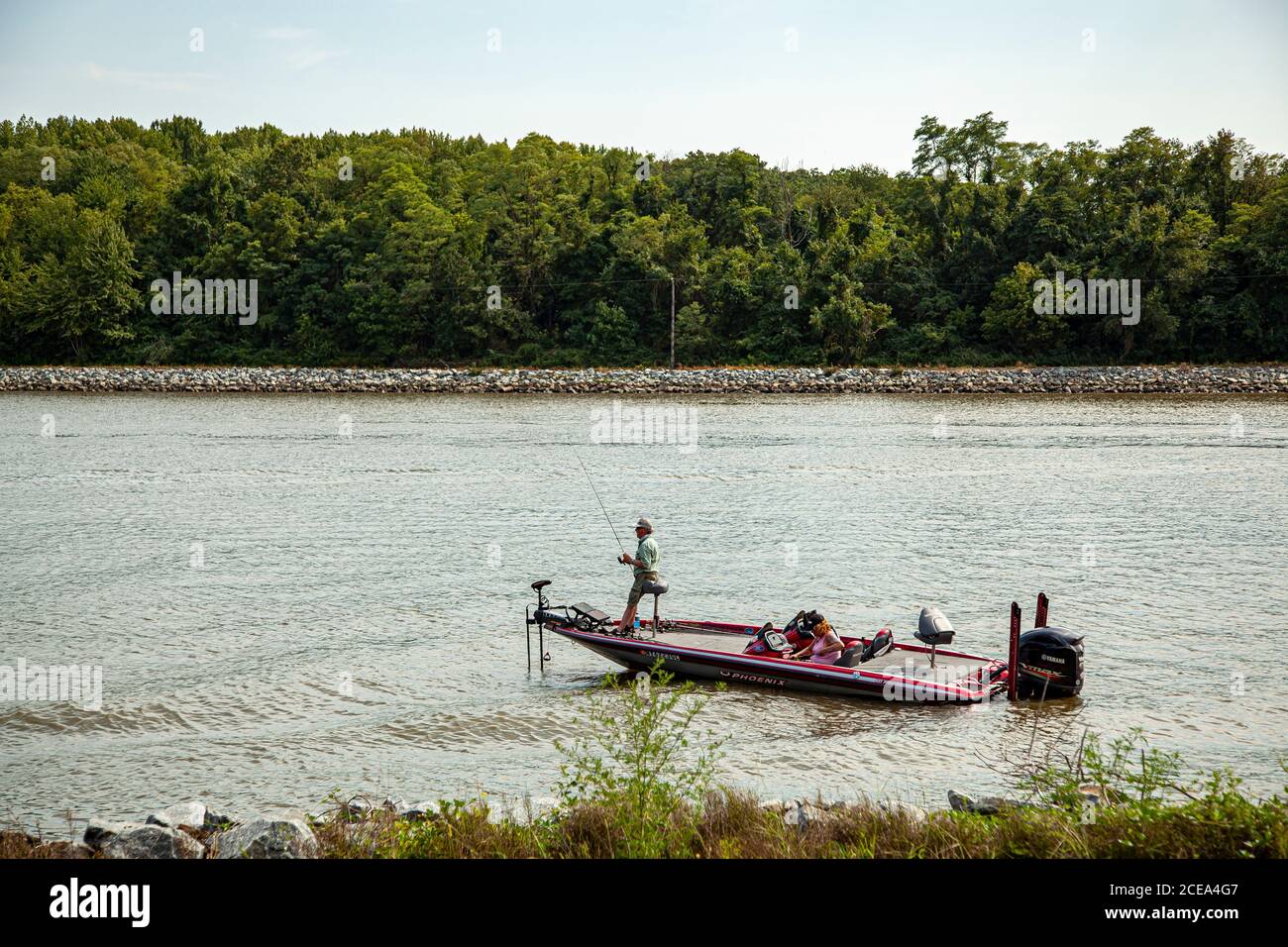 Chesapeake City, MD, États-Unis 08/25/2020: Un couple âgé est vu sur un bateau de pêche à l'achigan rouge de Phoenix à Chesapeake et sur le canal du Delaware. La femme bouge Banque D'Images