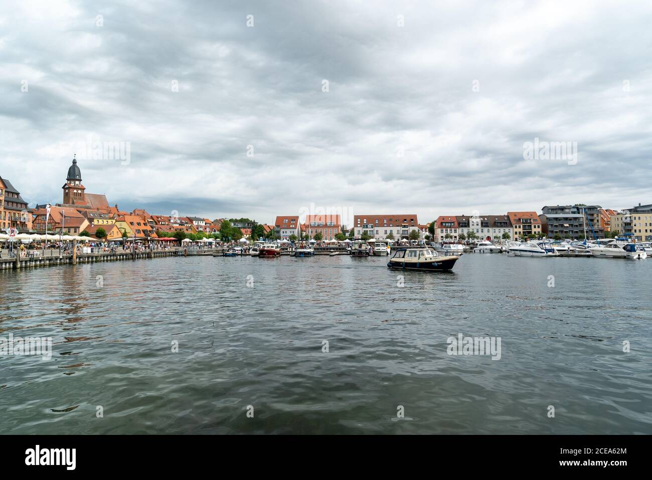 Waren, M-V / Allemagne - 22 août 2020 : le port et la vieille ville de Waren sur le lac Mueritz en Allemagne Banque D'Images