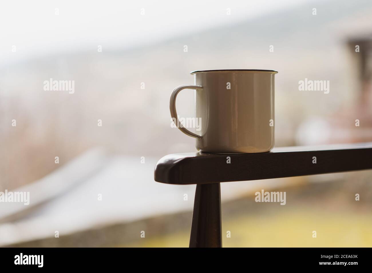 Une tasse de boisson chaude aromatique et un bon livre fauteuil confortable dans une grande fenêtre dans une chambre confortable Banque D'Images