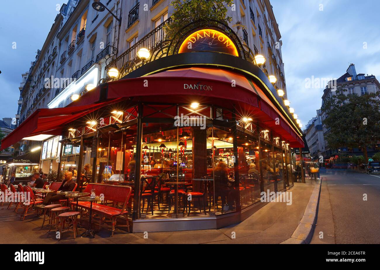 Le café français traditionnel Danton la nuit. Il est situé dans le quartier Saint-allemand de Paris. Banque D'Images