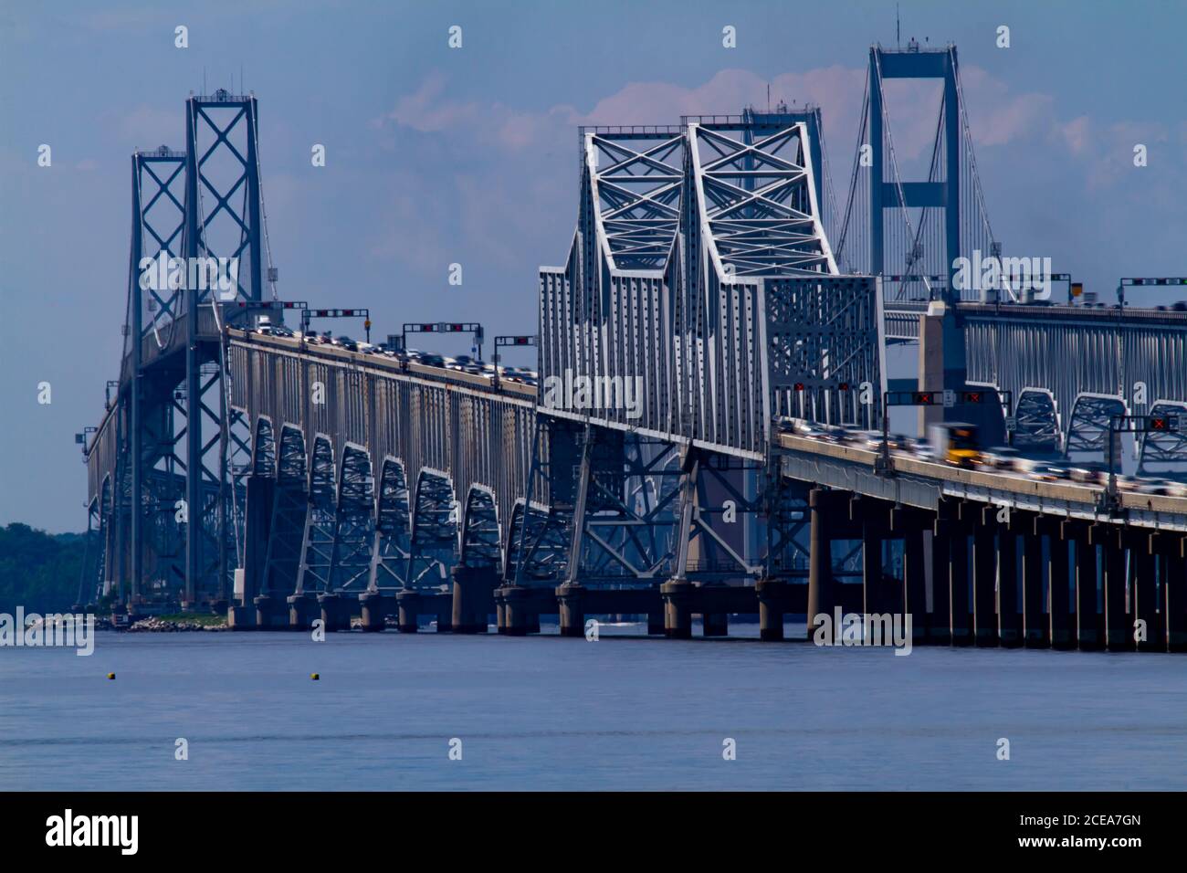 Image longue exposition au téléobjectif jour montrant le trafic aux heures de pointe sur le pont de Chesapeake Bay. Il offre une vue détaillée du pont avec les colonnes an Banque D'Images