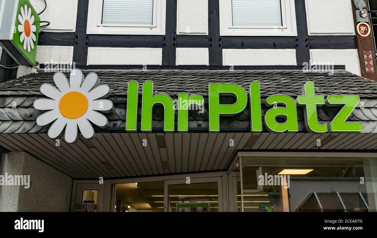 Waldecker Land, ALLEMAGNE - 2019-07-16 logo IHR PLATZ sur une façade dans WALDECKER LAND. IHR PLATZ GmbH & Co. KG I.I. était une chaîne de pharmacies basée en Allemagne Banque D'Images