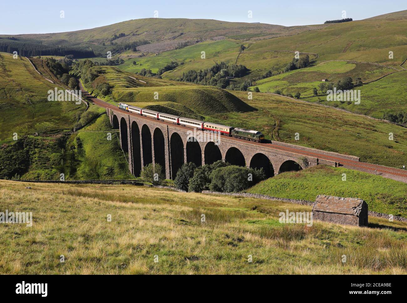 37521 / la D6817 passe au-dessus du Viaduc d'Arten Gill sur le chemin de fer Settle & Carlisle. Banque D'Images