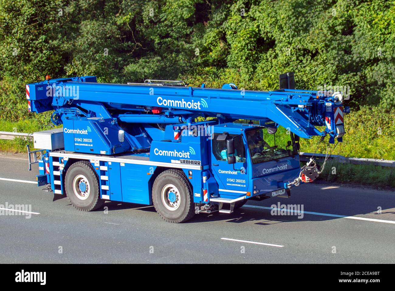 Liebherr Commhoist, 2019 bleu Liebherr Ltm1040-2.1; camions HGV Haulage, camion, transport, camion, transporteur de fret, véhicule de voyage, industrie européenne du transport commercial, M6 à Manchester, Royaume-Uni Banque D'Images