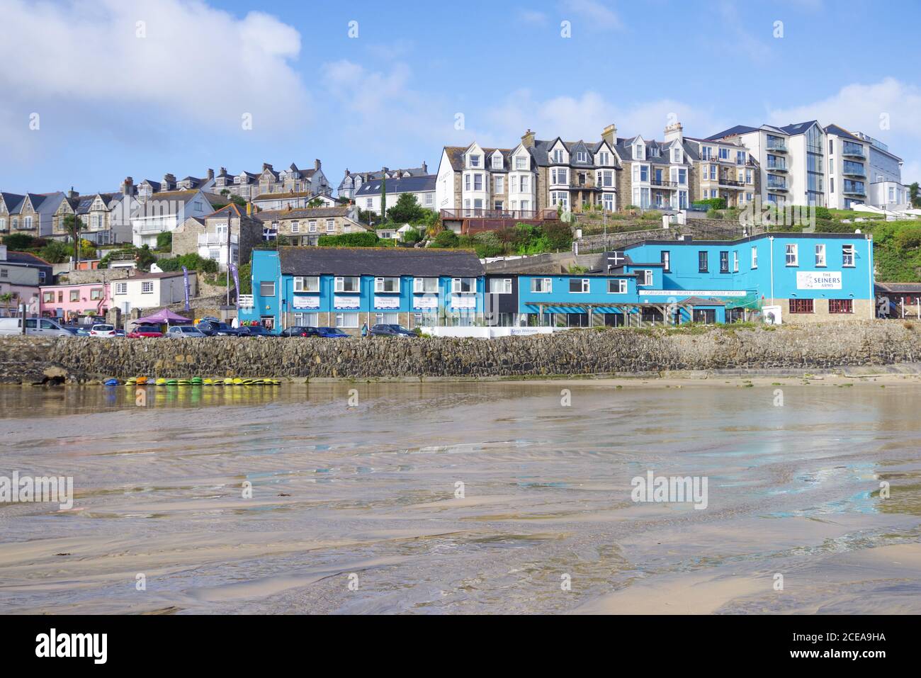 Des bâtiments colorés bordent la plage de Perrantporth à marée basse - (Cornwall, Royaume-Uni) Banque D'Images
