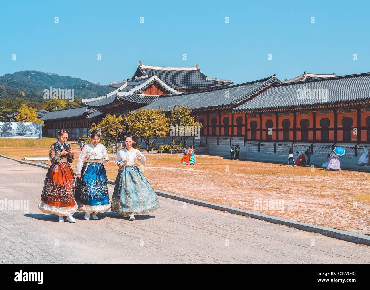 Femmes vêtues de hanbok coréen traditionnel au temple de Séoul Banque D'Images