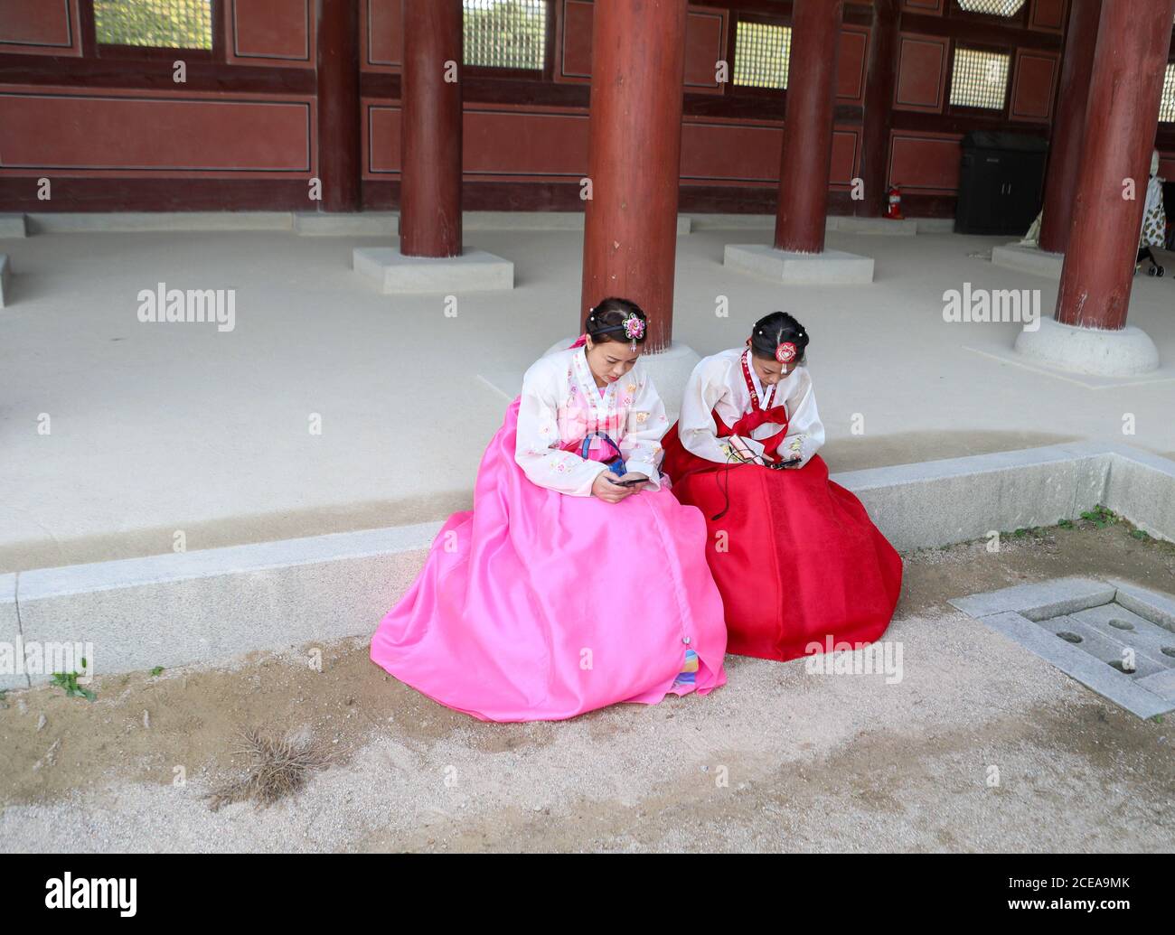 Femmes vêtues de hanbok coréen traditionnel au temple de Séoul Banque D'Images