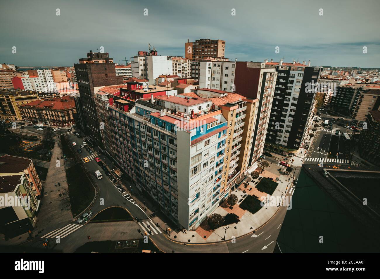Vue panoramique de la ville et ciel bleu avec des nuages en journée ensoleillée Banque D'Images