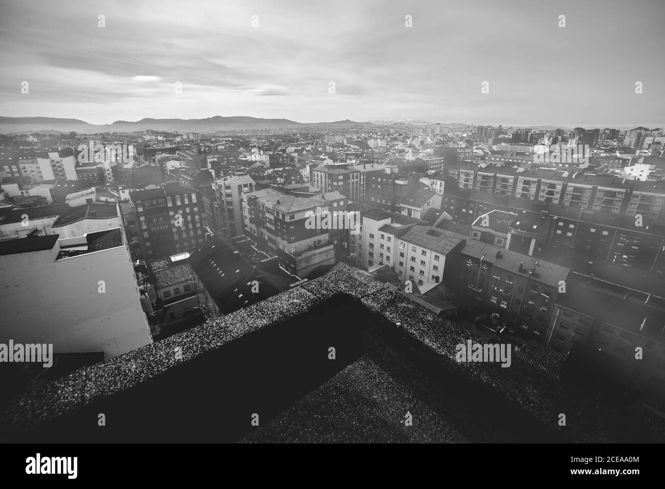 Vue panoramique de la ville et ciel bleu avec des nuages en journée ensoleillée Banque D'Images