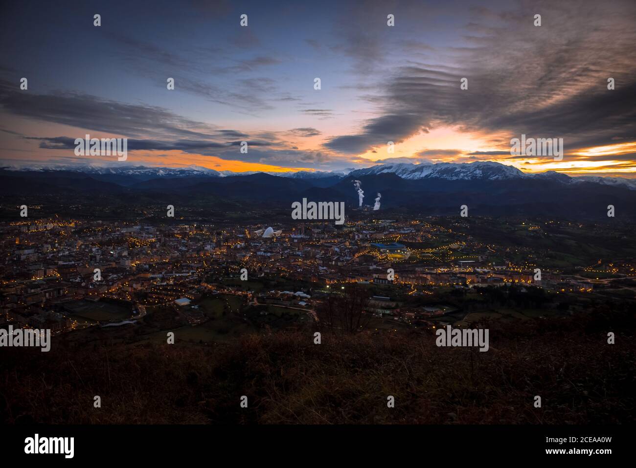 Vue panoramique de la ville, près de hautes montagnes et ciel bleu avec des nuages en journée ensoleillée Banque D'Images