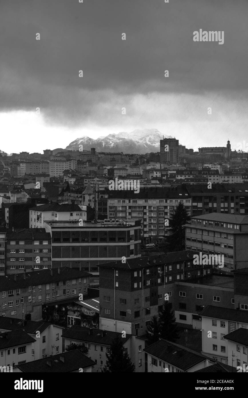 Vue panoramique de la ville, près de hautes montagnes et ciel bleu avec des nuages en journée ensoleillée Banque D'Images