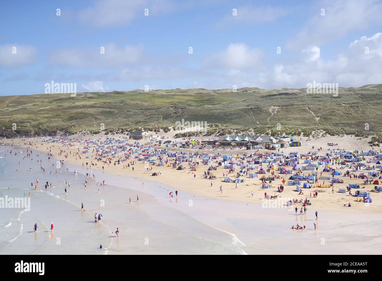 Plage pittoresque de Perrantporth pendant la saison estivale - Cornwall, Royaume-Uni Banque D'Images