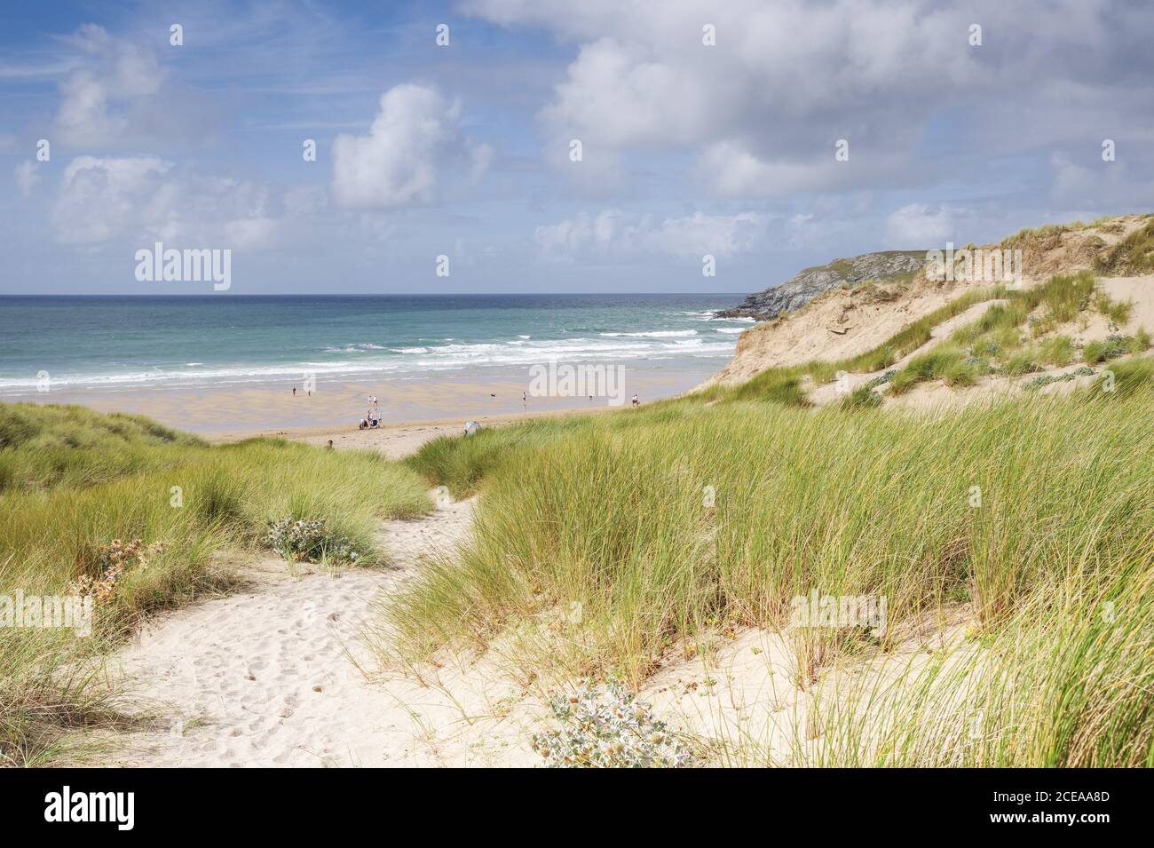 Dunes de sable entourant une belle plage de Cornish isolée près de Holywell Bay - Cornwall, Royaume-Uni Banque D'Images