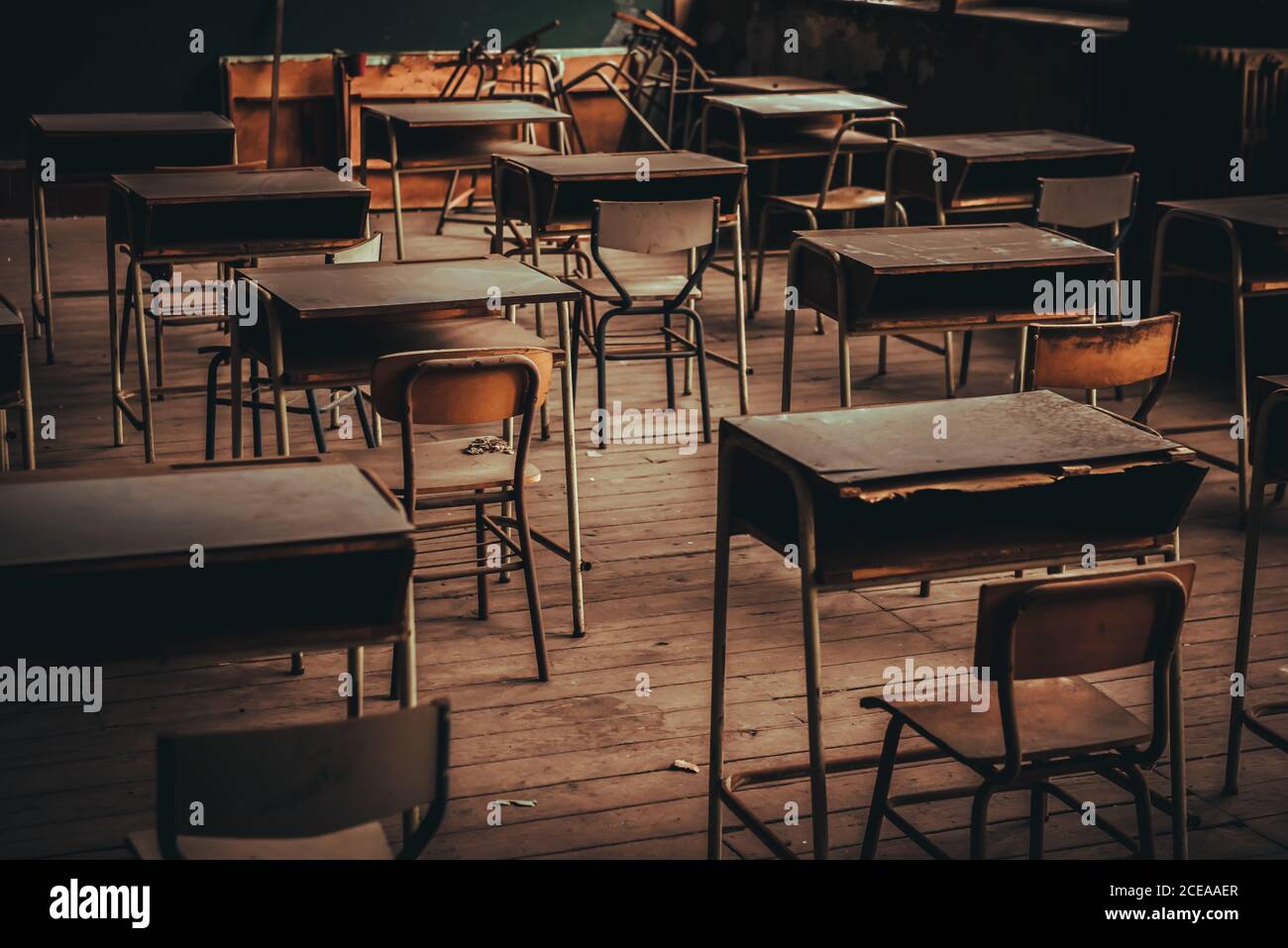 Avis de classe avec des rangées de tables dans la construction d'étudiants âgés de Banque D'Images