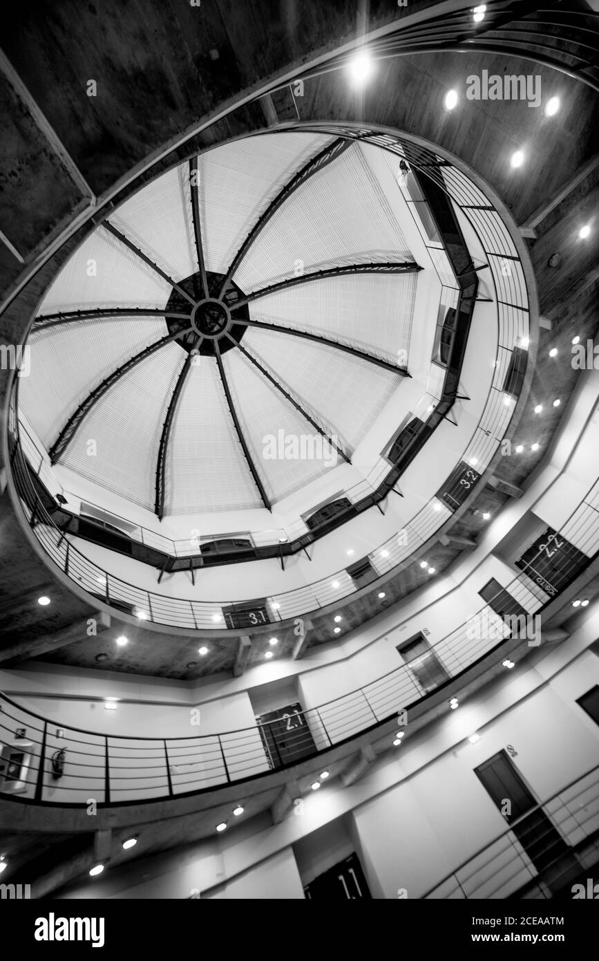 Vue sur le magnifique dôme au-dessus des entrées de cellules à l'intérieur de la prison contemporaine à Oviedo, Espagne Banque D'Images