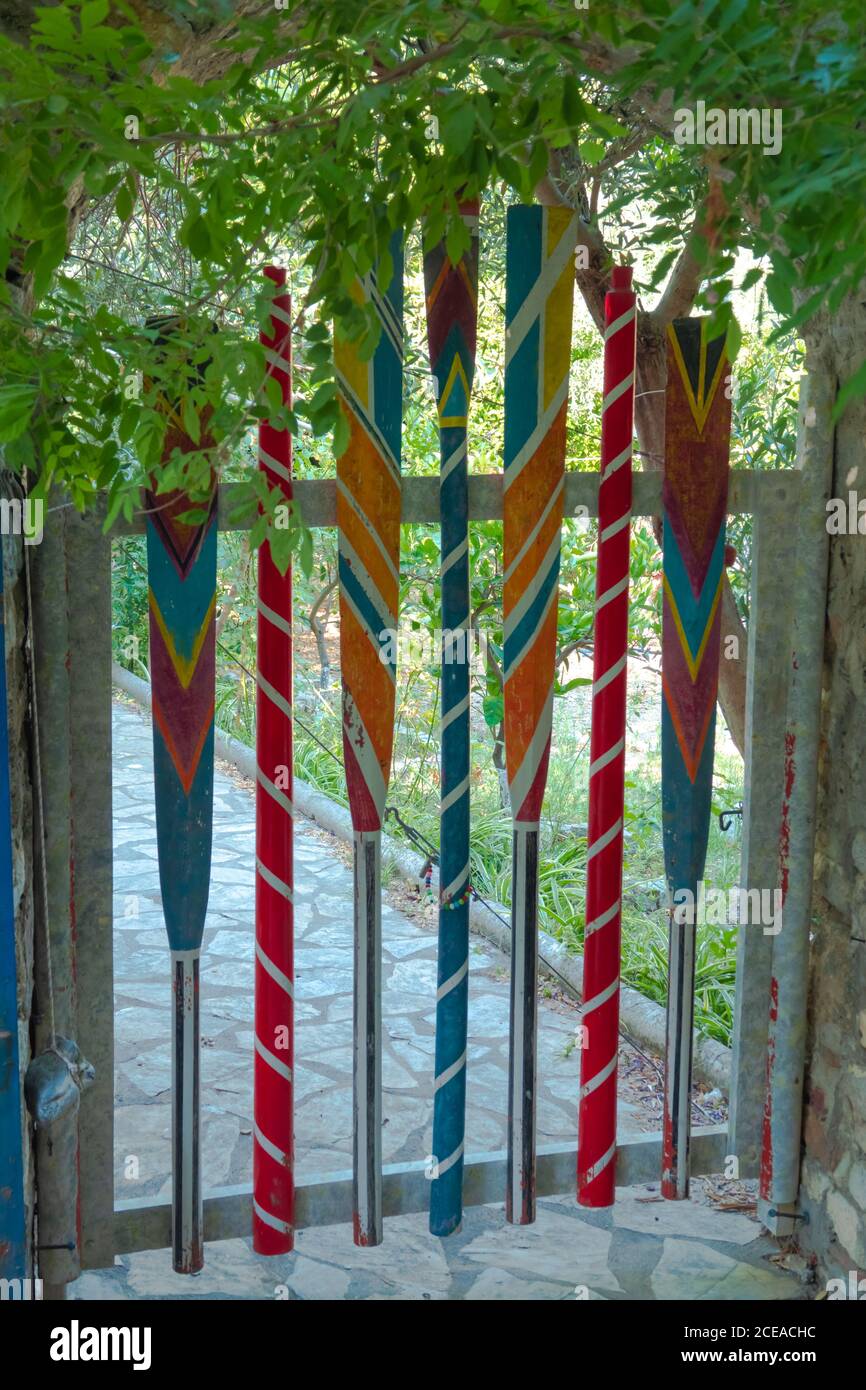 Porte décorative faite d'aures de bateau en bois de couleur Banque D'Images