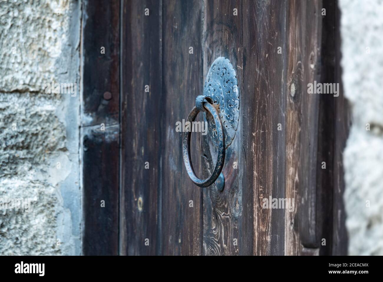 Poignée de porte en fer métallique vintage sur une vieille porte en bois naturel. Orientation horizontale, mise au point sélective. Porte-outil Banque D'Images